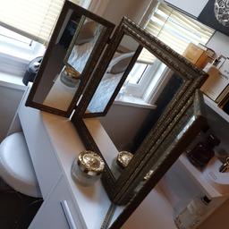 Vintage gold coloured mirror .

Height 17 inches, centre mirror 17.5 inches wide, two outer mirrors 7 inches wide.

I need more space so having a clear out.

Any questions then please ask