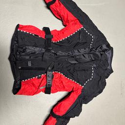 Verkaufe diese kaum getragene schwarz/ rote Motorradjacke
Besitzt für die Ellenbogen, die Schultern und dem Rücken einen Schutz
Größe: S
Marke: Cycle Spirit