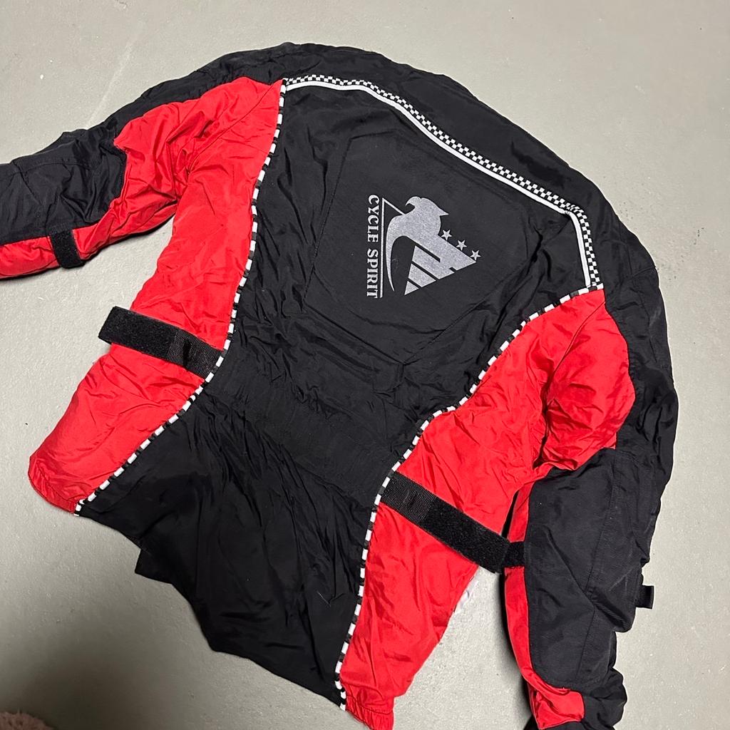 Verkaufe diese kaum getragene schwarz/ rote Motorradjacke
Besitzt für die Ellenbogen, die Schultern und dem Rücken einen Schutz
Größe: S
Marke: Cycle Spirit