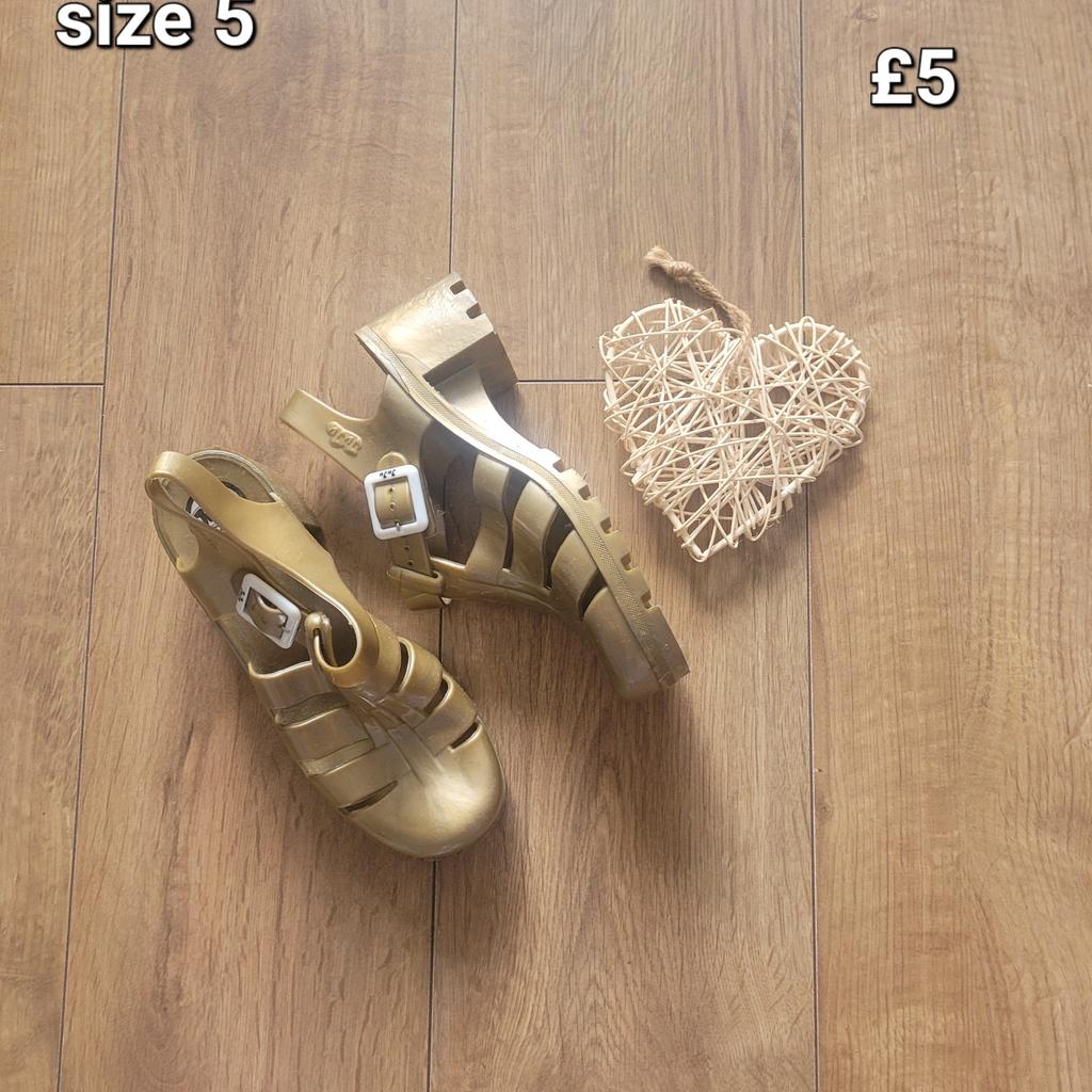 £5
Size 5
Ju ju
Heeled jelly sandals
Preloved very good condition

#juju #goldsandals #jujusandals #jellysandals #sandals
