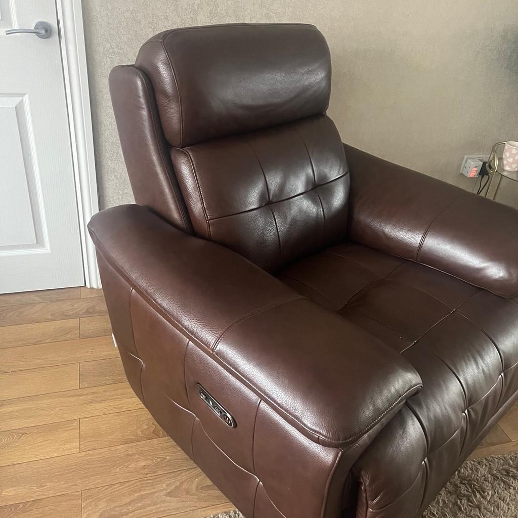 Great condition fully reclines
Very comfortable
Built in charger port.
Originally £2000. Bargain at £250.