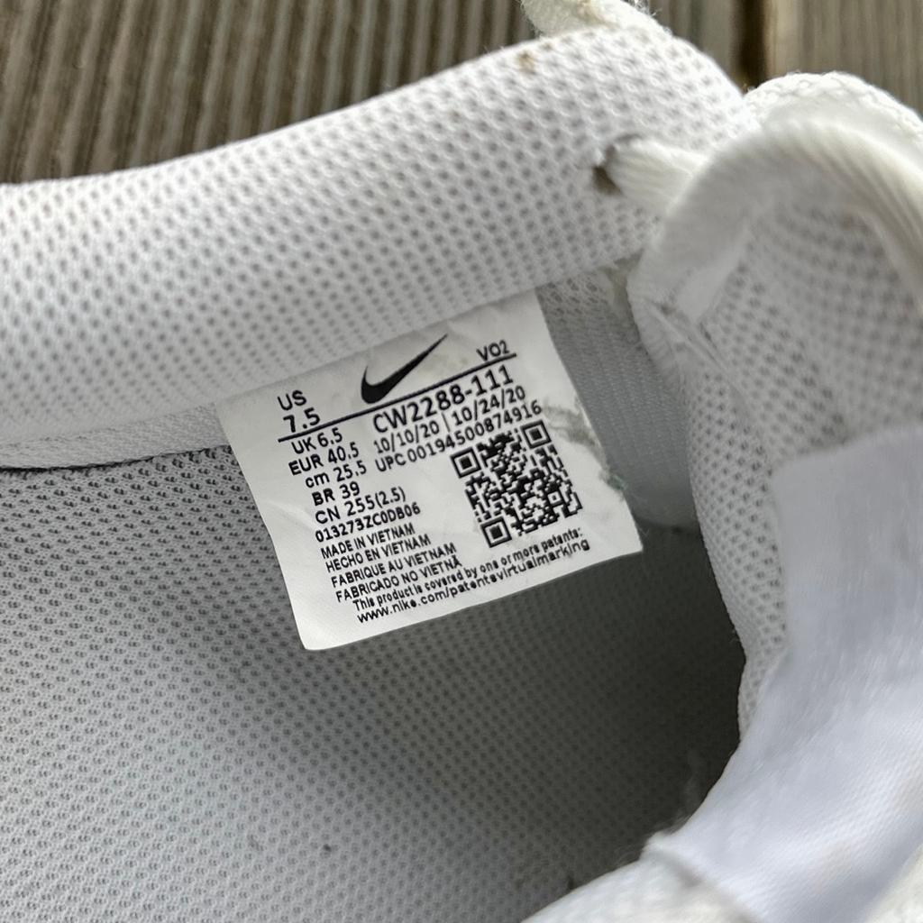 Der Nike Air Force 1 ’07 hat nichts von seiner Ausstrahlung verloren. Das Basketball-Original erhält einen frischen Look und besticht mit bewährten Details: strapazierfähigen genähten Überzügen, cleanen Finishes und dem gewissen Etwas, das dir Glanz verleiht.

Wie neu und kaum getragen