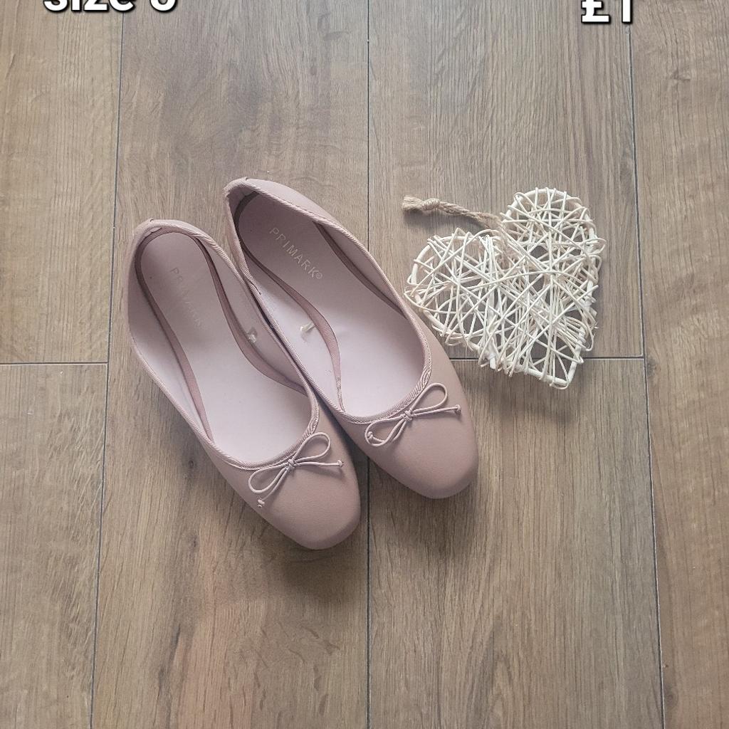 £1
Size 5
Primark
Flat ballerina shoes
Preloved very good condition

#primark #beigeshoes #flatshoes #beige #ballerinashoes