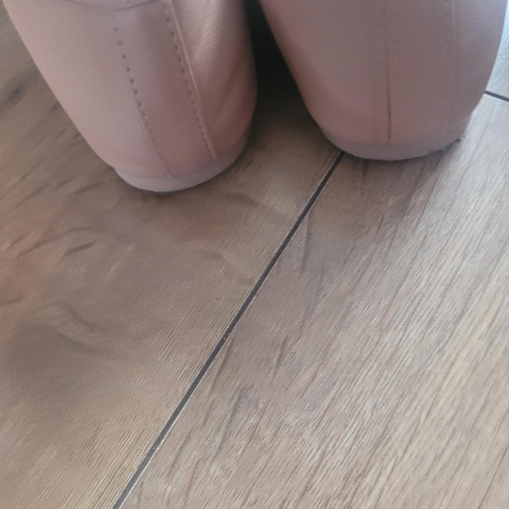 £1
Size 5
Primark
Flat ballerina shoes
Preloved very good condition

#primark #beigeshoes #flatshoes #beige #ballerinashoes