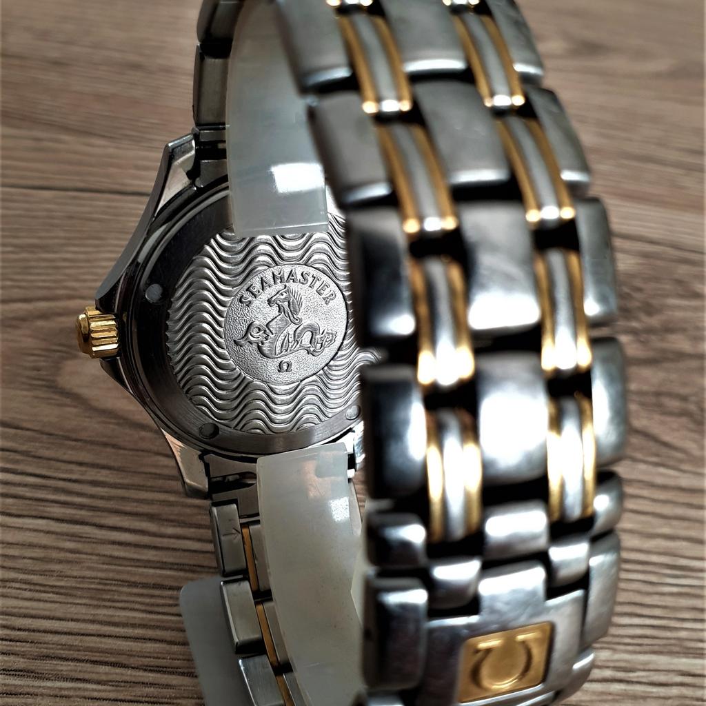 +++ ACHTUNG +++ Super Gelegenheit !!! +++ ACHTUNG +++

Verkaufe eine sehr gut erhaltene, luxuriöse Quarz-Armbanduhr "OMEGA" mit 18K Gold-Lünette und Glieder-Armband mit Faltschließe. Die edle Uhr ist mit einer neuen Batterie bestückt.

Gehäuse: 36 mm (ohne verschraubter Krone) Edelstahl + 18K Gold-Lünette mit Saphirglas und Schraubdeckel mit Hochrelief-Logo (Seamaster)
Quarz-Uhrwerk: Omega Kal.1438
Ziffernblatt: Schwarz mit goldenen Indizes und Zeiger + Datum bei 3 Uhr
Armband: Edelstahl mit 18K Gold-Zwischenglieder und Faltschließe mit Gold-Hochrelieflogo
Makel: Lünette bei 6 Uhr leichte Kerben
Lieferumfang: Geschenkbox mit Samtkissen (gegen 50 € Aufpreis ist eine neue rote Omega-Box im Vintage-Stil mit goldenem Verschluss möglich)

Privatverkauf - Garantie u. Widerrufs- od. Rückgaberecht ist ausgeschlossen!