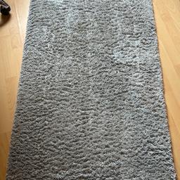 2 VONGE Teppiche von Ikea in grau und dem Maß 75x150 cm zu verkaufen.
Die Teppiche haben eine Anti Rutsch Beschichtung und sind Waschmaschinen und Trockner geeignet.
Beide wurden vor Einstellen gewaschen.

Lagen nur 2 Wochen und sind daher wie neu.
Neupreis ist dem Auszug des Händlers zu entnehmen.

Nur im 2er Pack abzugeben.
Nur Abholung.