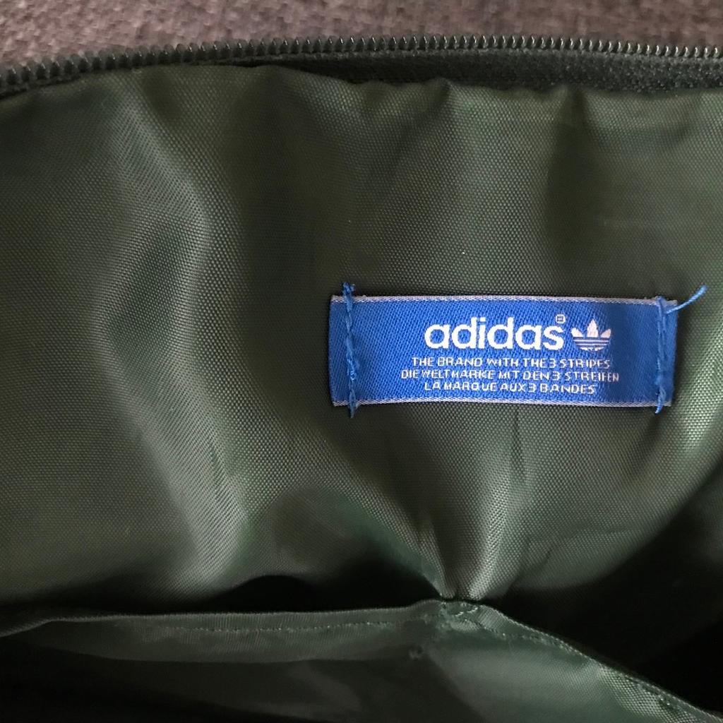 Adidas Retrosporttasche, diverse Fächer, Farbe grün, mit Tragegurt, gebraucht mit starker Abnutzung, neue Henkel, für Bastler oder Sammler…