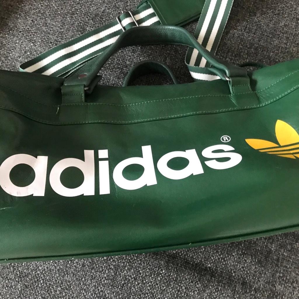 Adidas Retrosporttasche, diverse Fächer, Farbe grün, mit Tragegurt, gebraucht mit starker Abnutzung, neue Henkel, für Bastler oder Sammler…