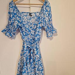 Süsses Sommerkleid mit Blumenmuster von Influence in der Gr 42. Das Kleid wurde nur einmal getragen. Gekauft bei Asos.