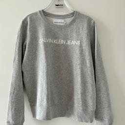 Sweatshirt Calvin Klein Jeans, hellgrau, Gr. M, in Top-Zustand.
Länge 57cm, Brustbreite 52cm.