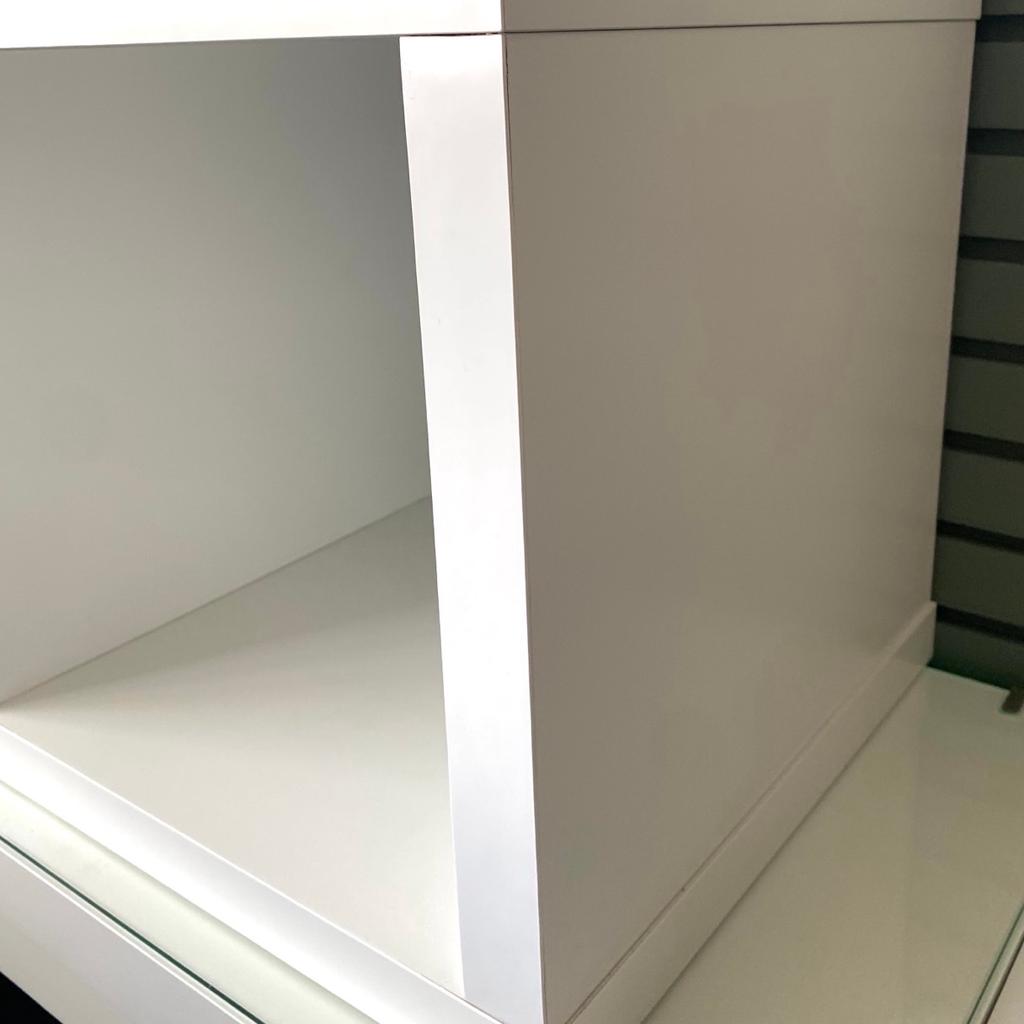 IKEA KALLAX SHELF

Colour: White
Dimensions: 42 x 41cm
Max. Load: 13Kg

• Unused Shelf Cube Unit
• Already assembled and ready to install
• Fixings provided (as shown in images)
RRP £22 but selling for £15 (And its assembled!)

Collection WOLVERHAMPTON