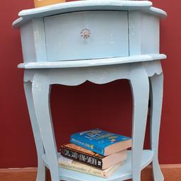 Upcycled console table, deliberately distressed.
Painted in duck egg blue 💙
For hallways, but can also be used in bathrooms for decor, add rolled towels to the base and decorative soaps, bedrooms as a bedside table, living rooms as a lamp table.
Multi functional, useful drawer for keys 🔑 maybe, in the hallway...Good solid wood.
Could deliver locally for cost of fuel ⛽