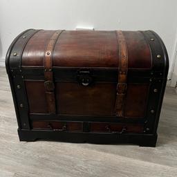 Storage chest - Authentic Vintage Treasure Chest 
- Excellent Condition 
- Length: 46cm 
- Width:74cm
- Height: 58cm
- Fully functional

Features: 
- Genuine leather straps 
- Buckle lock
- 3 Storage compartments