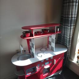 Childs wooden play kitchen

Very good condition