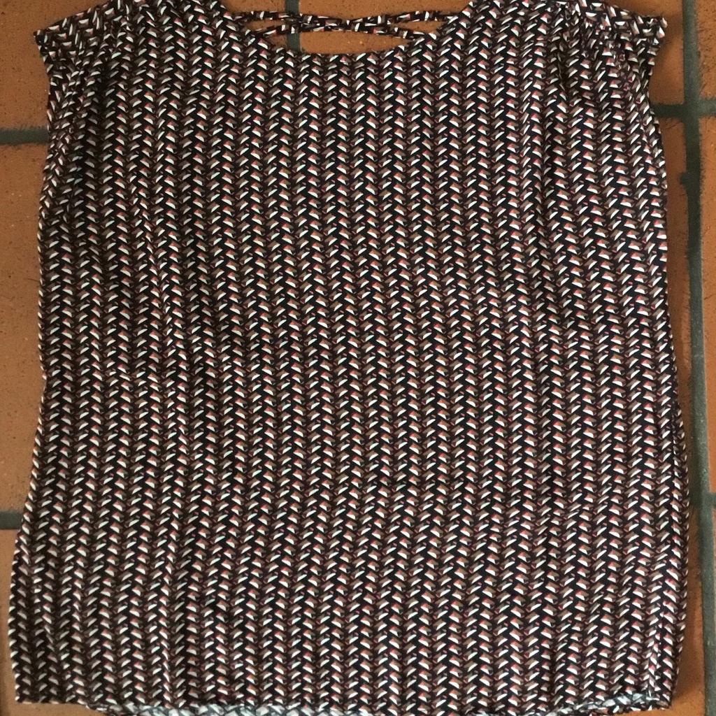 2 Teiler von Soyaconcept, schwarz/pink/braun/weiß gemustert, Oberteil mit Rückenausschnitt und Bändchen, Hose mit Gummibund und Bindegürtel, Gr. M,
Preis 19,00€