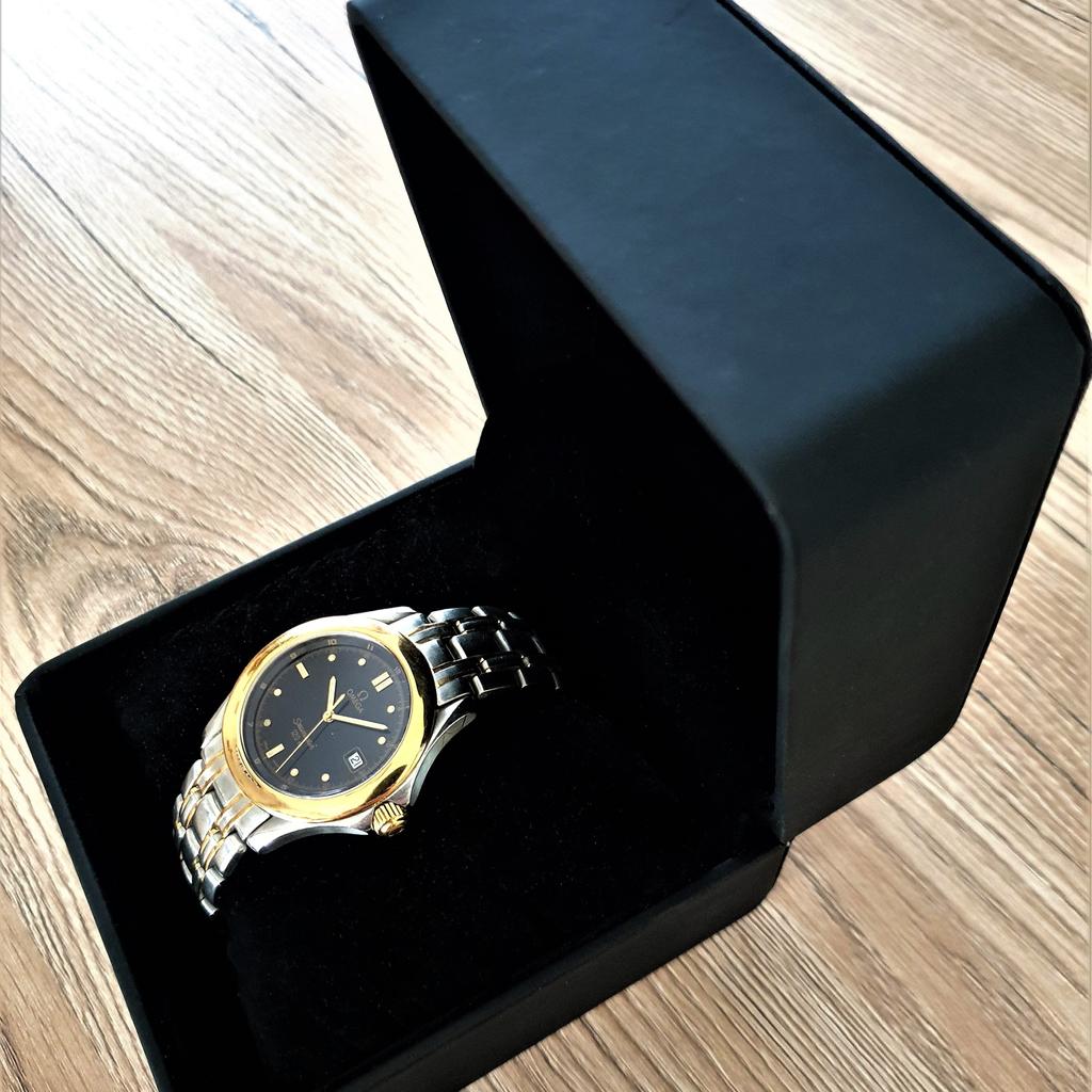+++ ACHTUNG +++ Super Gelegenheit !!! +++ ACHTUNG +++

Verkaufe eine sehr gut erhaltene, luxuriöse Quarz-Armbanduhr "OMEGA" mit 18K Gold-Lünette und Glieder-Armband mit Faltschließe. Die edle Uhr ist mit einer neuen Batterie bestückt.

Gehäuse: 36 mm (ohne verschraubter Krone) Edelstahl + 18K Gold-Lünette mit Saphirglas und Schraubdeckel mit Hochrelief-Logo (Seamaster)
Quarz-Uhrwerk: Omega Kal.1438
Ziffernblatt: Schwarz mit goldenen Indizes und Zeiger + Datum bei 3 Uhr
Armband: Edelstahl mit 18K Gold-Zwischenglieder und Faltschließe mit Gold-Hochrelieflogo
Makel: Lünette bei 6 Uhr leichte Kerben
Lieferumfang: Geschenkbox mit Samtkissen (gegen 50 € Aufpreis ist eine neue rote Omega-Box im Vintage-Stil mit goldenem Verschluss möglich)

Privatverkauf - Garantie u. Widerrufs- od. Rückgaberecht ist ausgeschlossen!