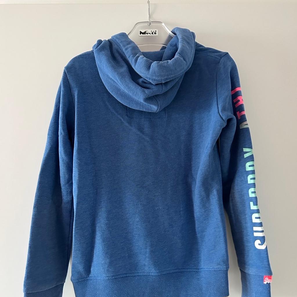 Hoodie / Kapuzensweatshirt Superdry, blau, Gr. XS, im Top Zustand..
Länge 60cm, Brustbreite 50cm.