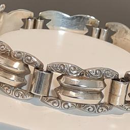 Ein wunderschönes Armband, gearbeitet aus 800er Silber, ein Original aus der Zeit des Jugendstils.
Länge ca. 18 cm, Breite bis zu 1,3 cm.

Der versicherte Versand im Inland kostet 6 Euro.