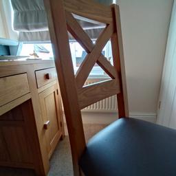 Very heavy solid Oak Chair in very good condition, hardly used.

Office, dining or dressing table chair.

Brown faux leather pad.

Collection only.