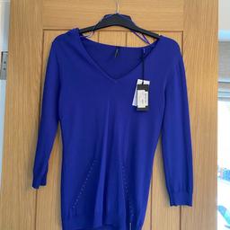 Brand new with tags , blue guess top

Thin materials , really classy. Some diamantés on the top too  

Size M but more like a 10 

The metal logo band has come loose but this can be re sewn on easily. 

Check out my other items