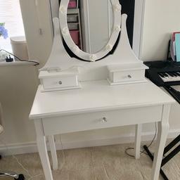 Girls dressing table H to desk 750mm to Mirror 1139
W750mm D 400 like new with battery operated lights around the mirror
