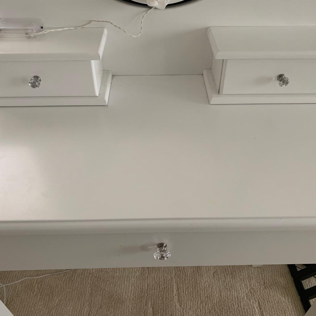 Girls dressing table H to desk 750mm to Mirror 1139
W750mm D 400 like new with battery operated lights around the mirror