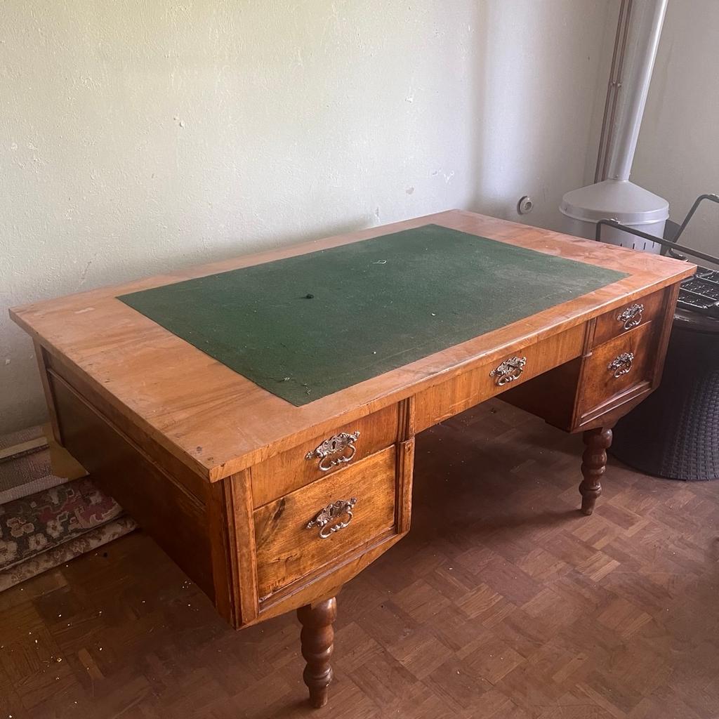 Antiker Schreibtisch aufgrund einer Hausauflösung abzugeben! Tisch ist aus dem Jahre 1925 ca. Zustand ist für das Alter entsprechend gut! Tisch hat fünf Laden die alle funktionieren