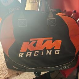 Ktm power sports travel bag 
Used condition 
All
The zips work 
No rips or tears