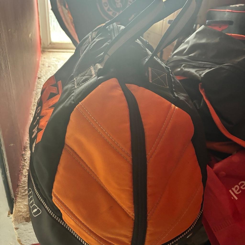 Ktm power sports travel bag
Used condition
All
The zips work
No rips or tears