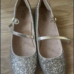 Brand new Size 3 kids gold glitter heal shoes bought for wedding that did not happen due to covid lockdowns. Originally paid £19 for them.