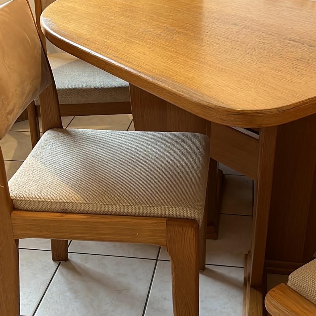 Eckbank Gruppe mit Tisch, 2x Stuhl und Wandgestaltung.

Maße Eckbank: 180x130x56cm (Truhenbank auf beiden Seiten)
Maße Tisch: 120x80cm (eine Seite abgerundet)

nur Selbstabholung möglich!