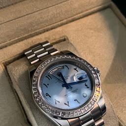 Automatic watch with a diamond bezel
Watch, box and accessories in Great condition
Very high quality
Comes with box, manual and polishing cloth