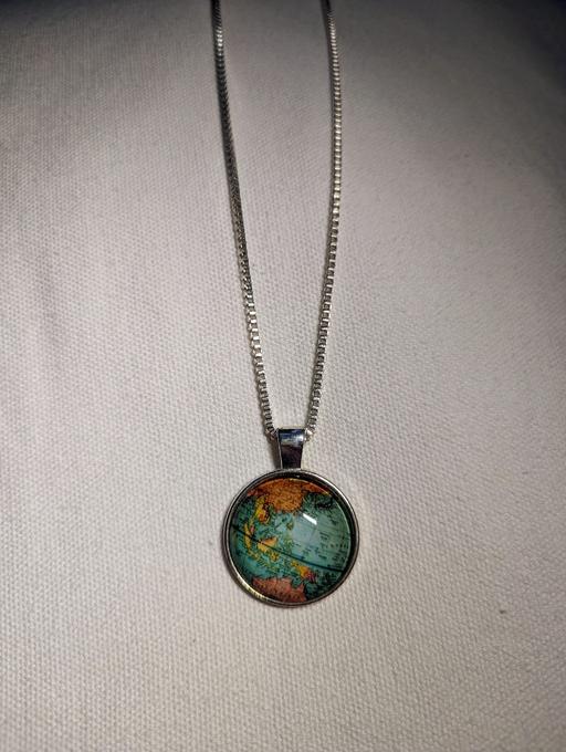 Buy & Sell South East London Croydon - Photos for Silver earth necklace