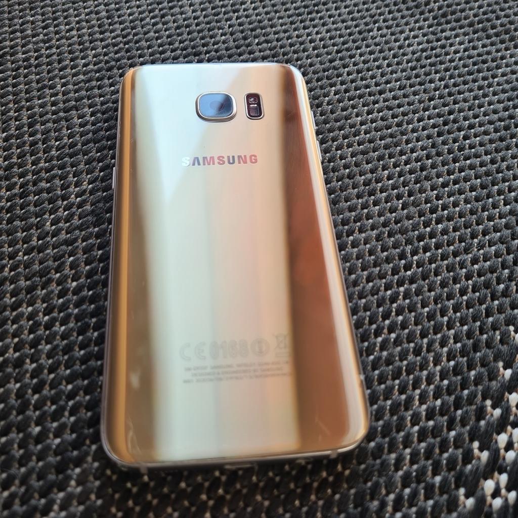 Ich verkaufe ein funktionsfähiges Samsung Galaxy S7 edge mit 32GB Speicherplatz. Dieses Handy hat einen Pixelfehler, wobei sich der Streifen auf der rechten Seite befindet (siehe Foto). Generell ist es funktionsfähig und nutzbar. Dieser Artikel steht NUR zur Selbstabholung bereit. Dies ist ein privater Verkauf ohne jegliche Rückgabe, Garantie und Gewährleistung.
