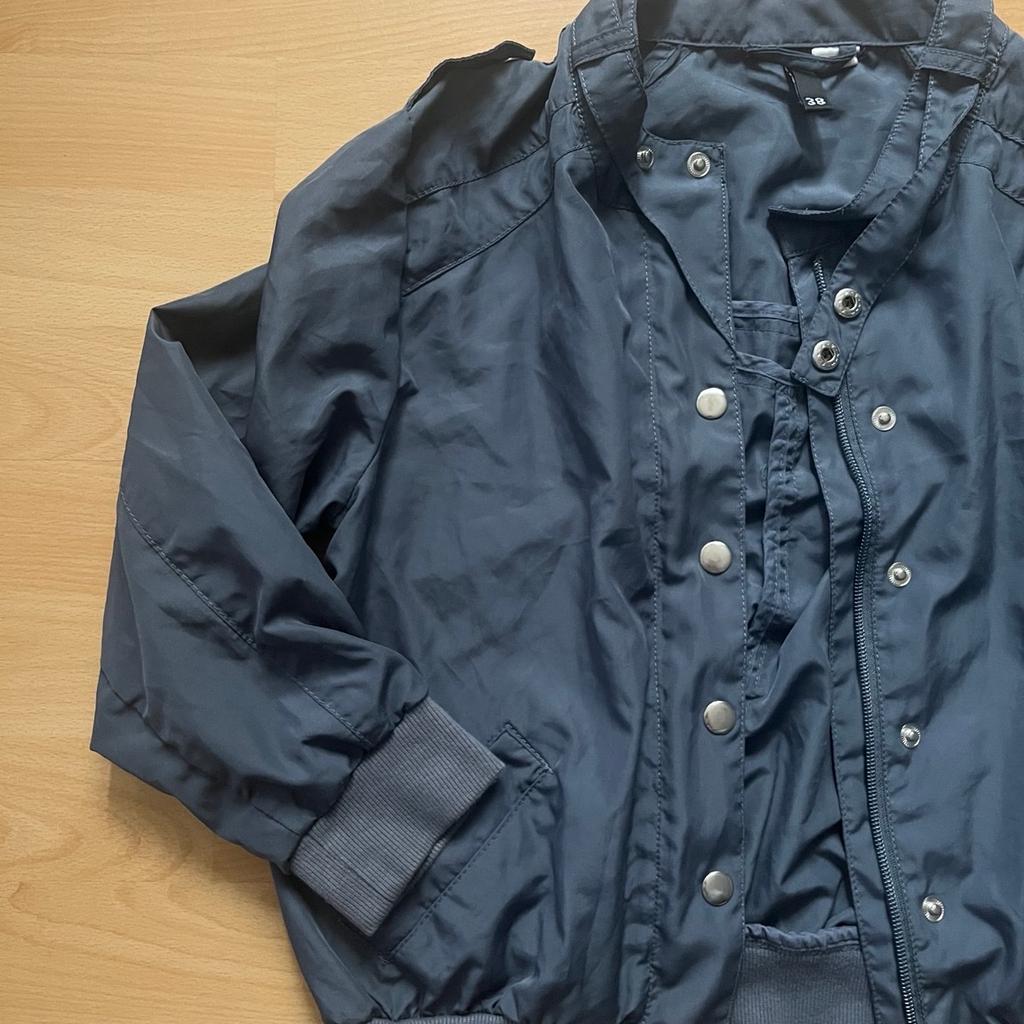Ich verkaufe diese leichte Damenjacke in der Größe 38 von H&M. Die Jacke kann mit einem Reißverschluss oder Knöpfen verschlossen werden.
Sie befindet sich in einem guten Zustand.

Schaut auch meine anderen Artikel an :)

Privatverkauf - keine Gewährleistungs- oder Garantieansprüche laut EU-Richtlinie.