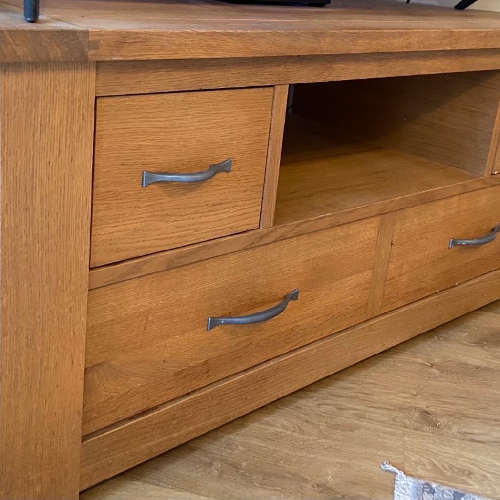 Solid oak TV stand from Next, beautiful wood.
Only selling due to decorating and making space, good condition, sad to part with it.
Collection only WV11

Height: 20 inches
Width: 45 inches
Depth: 20 inches

Also selling matching book case if interested, drop me a message.