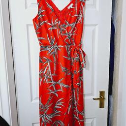 Patterned dress with tie side detail and back zip fastening, size 12.. like new.

cash and collection only, thanks.
possible delivery to Conisbrough on Saturday mornings only, thanks.
