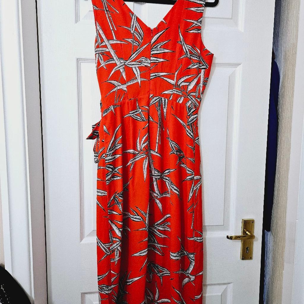 Patterned dress with tie side detail and back zip fastening, size 12.. like new.

cash and collection only, thanks.
possible delivery to Conisbrough on Saturday mornings only, thanks.