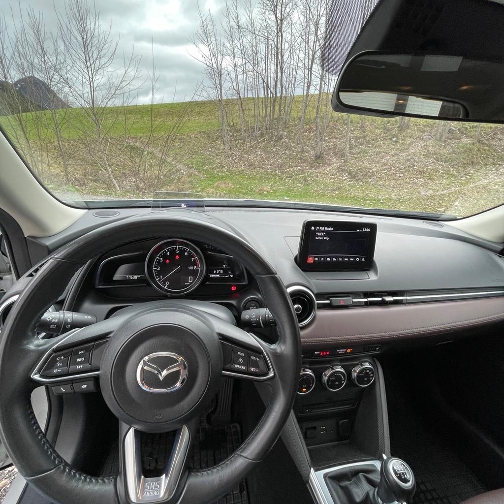 Verkauft wird ein Mazda CX-3 Takumi. Pickerl, Service und Bremsen vorne wurden im Oktober 2023 gemacht. Digitaler Servicenachweis. Wird momentan noch gefahren. Besichtigung nach Vereinbarung möglich. Verfügbar ab sofort. Keine Garantie und keine Gewährleistung!

* Farbe: Ceramic Metallic
* 8-fach bereift original Mazda Alufelgen
* 3. Bremsleuchte
* 6 Lautsprecher
* Blinkleuchte in Außenspiegel integriert
* Bremsenergierückgewinnung i-ELOOP
* Elektrische Bremskraftverteilung
* Gepäckraumabdeckung
* Türgriffe außen Wagenfarbe
* Scheiben hinten abgedunkelt
* Regensensor
* Lichtsensor
* Sitzheizung vorne
* Start/Stop-Automatik
* Tempomat
* Außenspiegel elektronisch anklappbar
* Notbremsassistent
* Reifendruckkontrollsystem
* Spurhalteassistent
* Coming-Home Beleuchtung
* Nebenscheinwerfer
* Tagfahrlicht
* Einparkhilfe hinten
* Rückfahrkamera
* Bluetooth
* Bordcomputer
* CD-Radio
* Freisprecheinrichtung
* Navigationssystem
* Sprachsteuerung
* Lederausstattung
* Chrom Applikationen
* Lenksäu