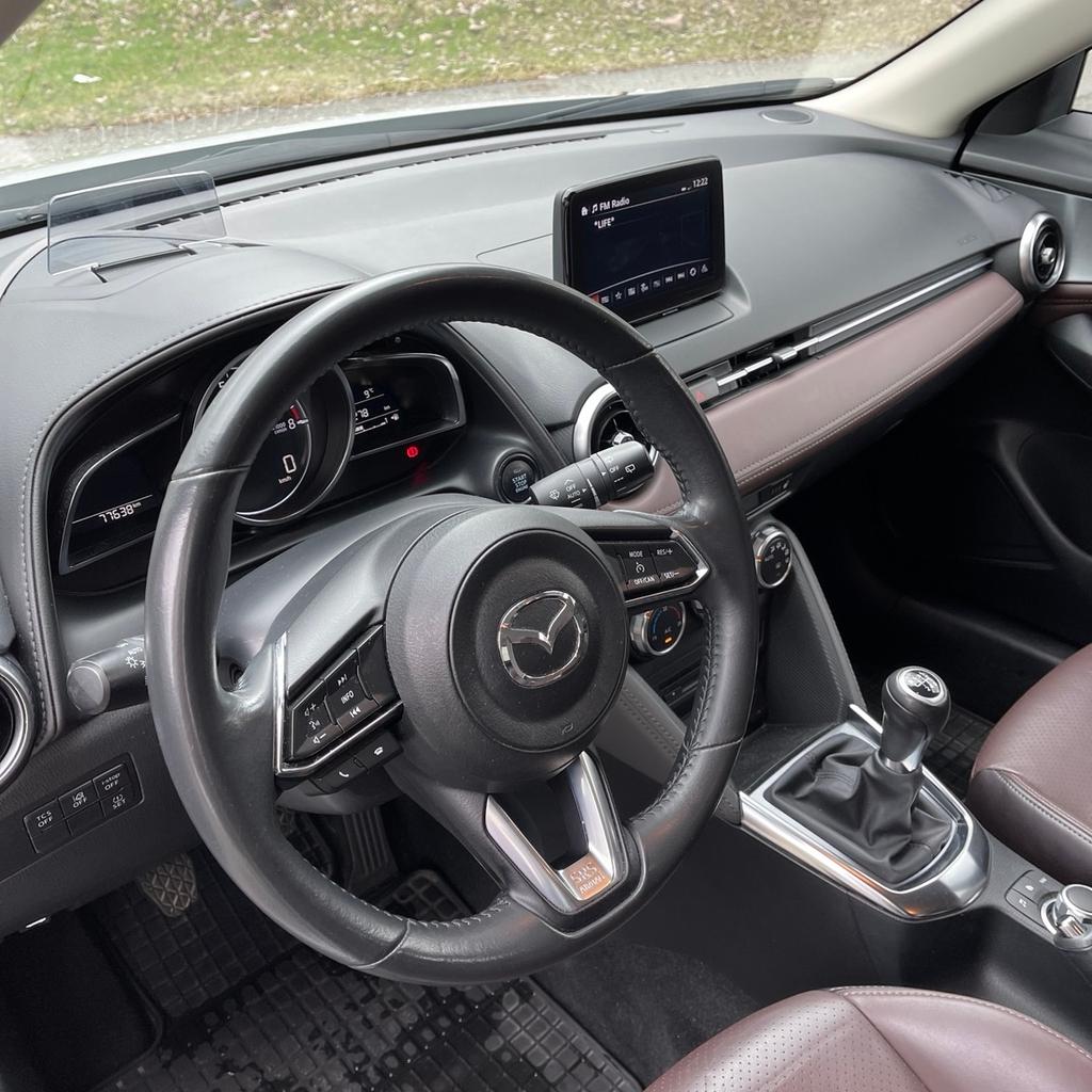 Verkauft wird ein Mazda CX-3 Takumi. Pickerl, Service und Bremsen vorne wurden im Oktober 2023 gemacht. Digitaler Servicenachweis. Wird momentan noch gefahren. Besichtigung nach Vereinbarung möglich. Verfügbar ab sofort. Keine Garantie und keine Gewährleistung!

* Farbe: Ceramic Metallic
* 8-fach bereift original Mazda Alufelgen
* 3. Bremsleuchte
* 6 Lautsprecher
* Blinkleuchte in Außenspiegel integriert
* Bremsenergierückgewinnung i-ELOOP
* Elektrische Bremskraftverteilung
* Gepäckraumabdeckung
* Türgriffe außen Wagenfarbe
* Scheiben hinten abgedunkelt
* Regensensor
* Lichtsensor
* Sitzheizung vorne
* Start/Stop-Automatik
* Tempomat
* Außenspiegel elektronisch anklappbar
* Notbremsassistent
* Reifendruckkontrollsystem
* Spurhalteassistent
* Coming-Home Beleuchtung
* Nebenscheinwerfer
* Tagfahrlicht
* Einparkhilfe hinten
* Rückfahrkamera
* Bluetooth
* Bordcomputer
* CD-Radio
* Freisprecheinrichtung
* Navigationssystem
* Sprachsteuerung
* Lederausstattung
* Chrom Applikationen
* Lenksäu