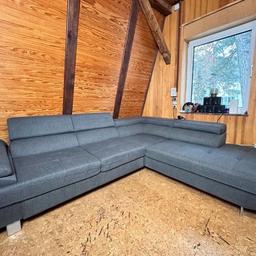 Das Sofa ist 2 Jahre alt und befindet sich in einem sehr guten Zustand. Ich ziehe um und habe in meiner neuen Wohnung leider keinen Platz dafür. Der originale Preis liegt bei 1100€. Das Sofa verfügt über eine Schlaffunktion. Bei Interesse einfach melden. (: