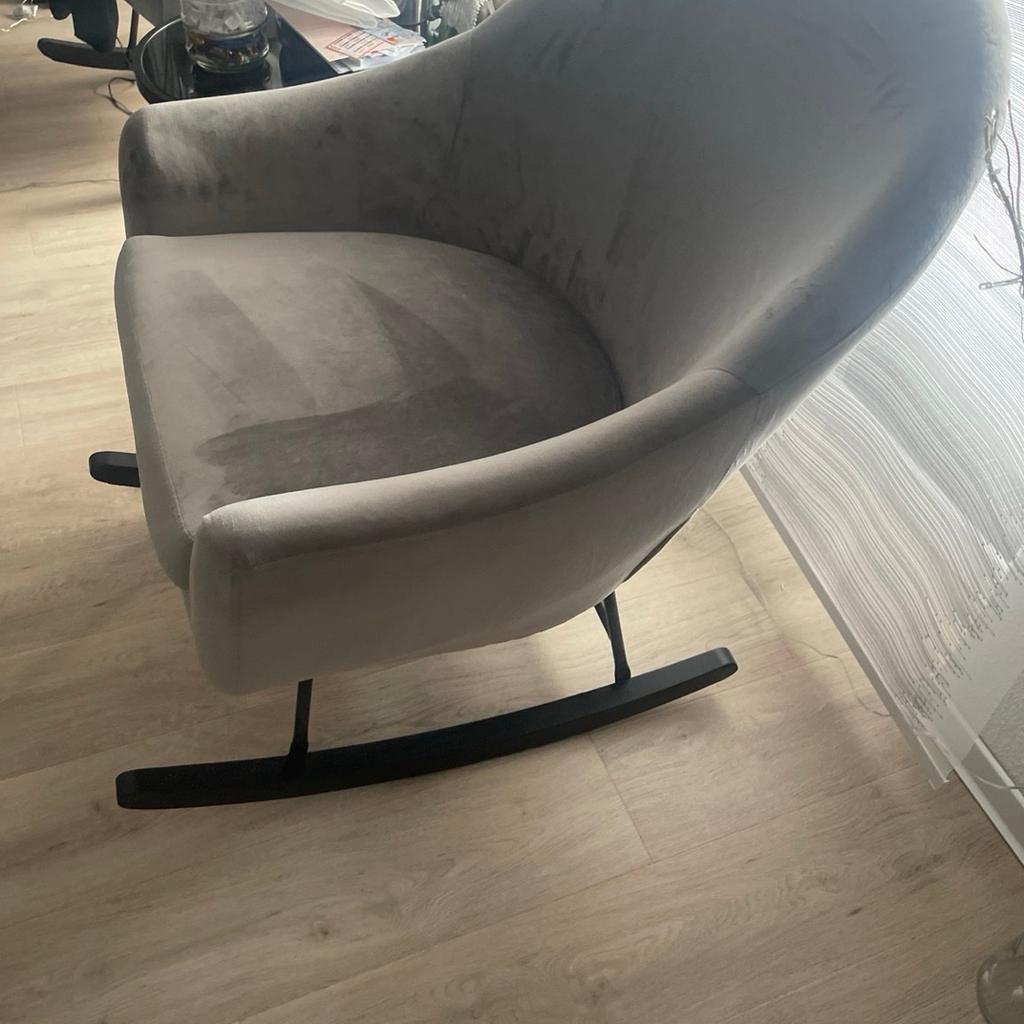 Schaukelstuhl 2 Stück

Grau samt

Kann auch nur eins erworben werden

Pro Stück 100€

Sessel Couch Sofa Stuhl