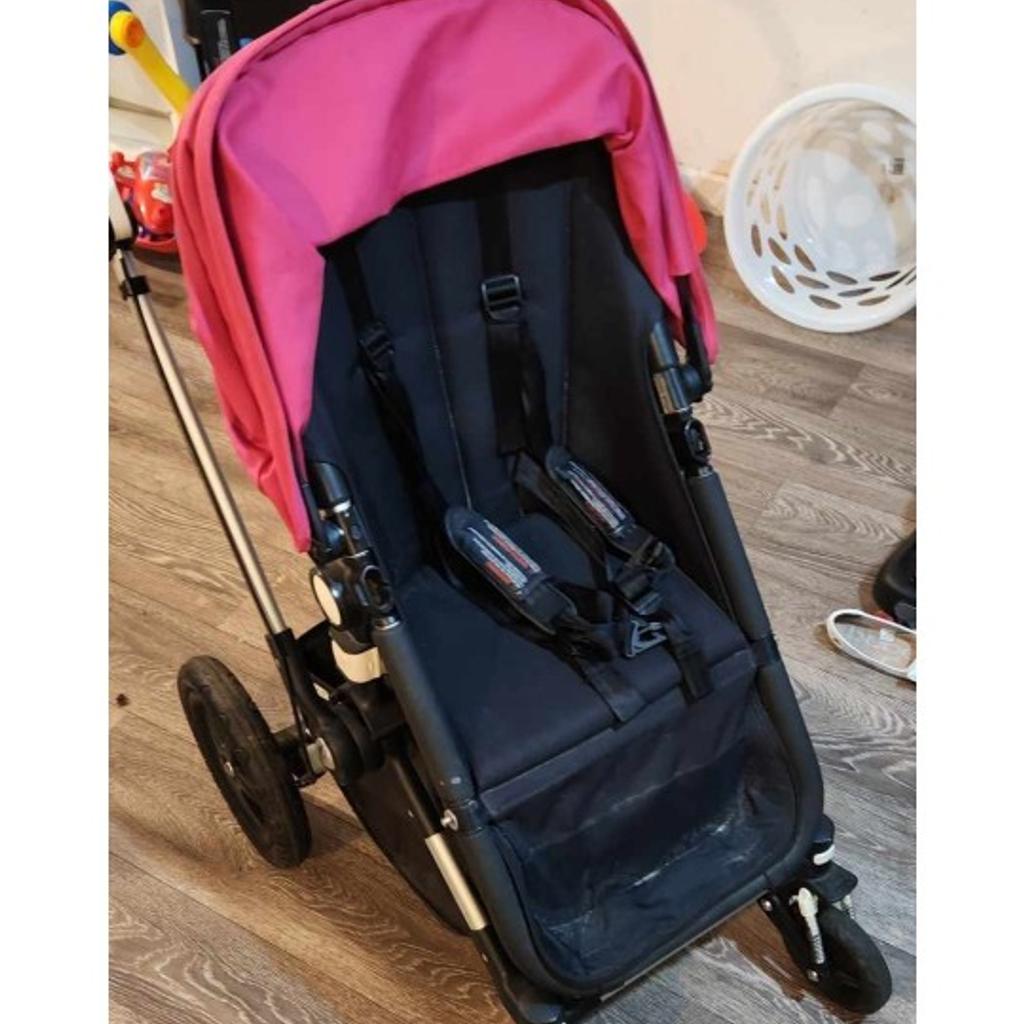 time to part with my pink bugaboo cameleon onli reason for selling is I have 6 different pram 🤣 2 of them being a bugaboo cameleon taking too much room up now plus I have another pram on way 🤫
comes with
shopping basket
carry cot
older seat
hood
apron for carry cot (cover bit)
I do have raincover for it which I will have to find it out
footmuff but not the actual bugaboo footmuff (universal) can be forward viewing or facing you