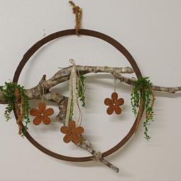 Großer Eisenring dekoriert mit Rostblumen, Spitze Bändern. Durchmesser vom Eisenring ca.50cm. Schöne Gartendeko. Kein Versand.