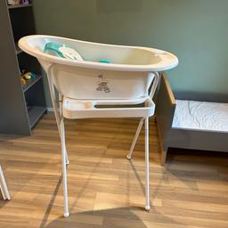Babybadewanne mit Gestell der Marke bebe- jou in weiß darf weiterziehen, inkl Babysitz
Abholung in Stams