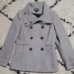 Hier ein schöner Damen Mantel/Kurzmantel in Größe 38 von H&M in Grau. Zustand sehr gut, Versand mit DHL Päckchen M 4,79 €.