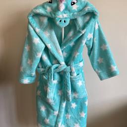 Bright turquoise dressing gown with all over star print and unicorn hood
3D horn, ears and mane, with embroidered eyes and nostrils 
Age 6 but generously sized
Very good condition 

* PLEASE VIEW MY OTHER ITEMS - HAPPY TO COMBINE POSTAGE *

** FROM A SMOKE FREE HOME **
