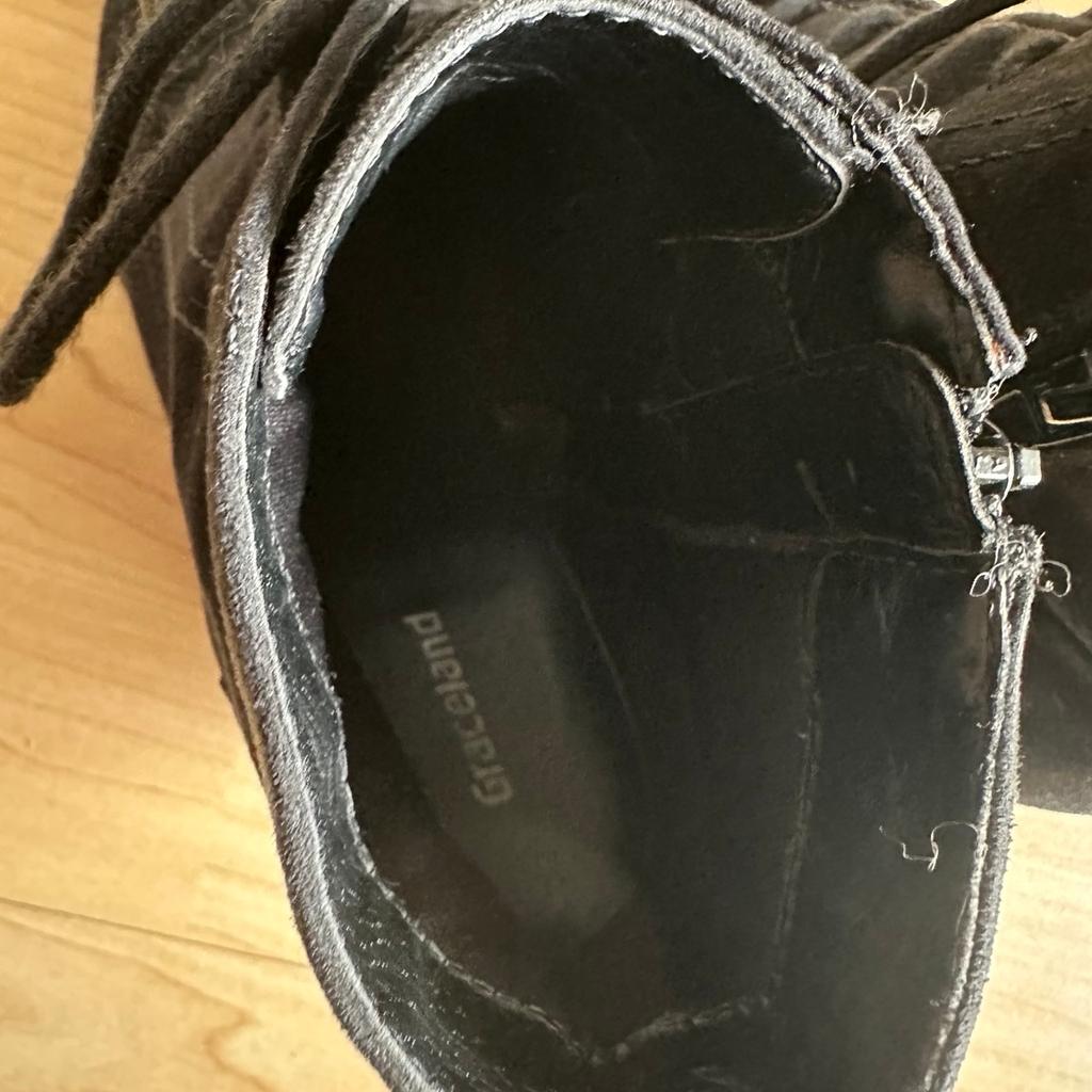 Ich verkaufe schwarze Stiefel in der Größe 39. Die Schuhe sind in einem guten Zustand. Haben typische Trage Gebrauchsspuren. Leider ist der eine Schnürsenkel etwas kaputt jedoch beeinträchtigt der nicht das tragen.