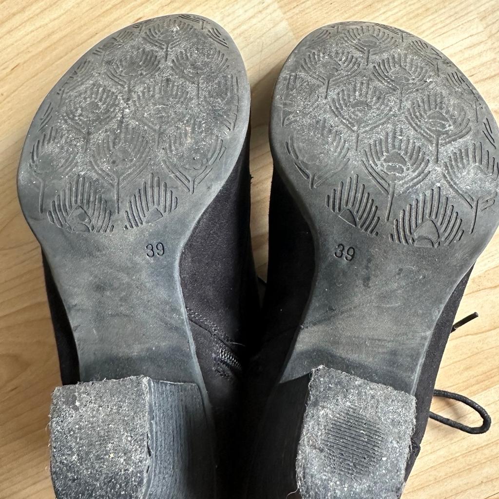 Ich verkaufe schwarze Stiefel in der Größe 39. Die Schuhe sind in einem guten Zustand. Haben typische Trage Gebrauchsspuren. Leider ist der eine Schnürsenkel etwas kaputt jedoch beeinträchtigt der nicht das tragen.