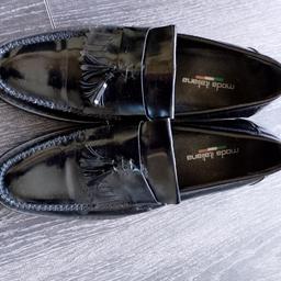 Black loafer style shoe, leather upper manmade sole worn a couple of times. say's size 10 ,but more like a size 9!!! welcome to try on before purchase. £5 Sorry collection only please thank you.
